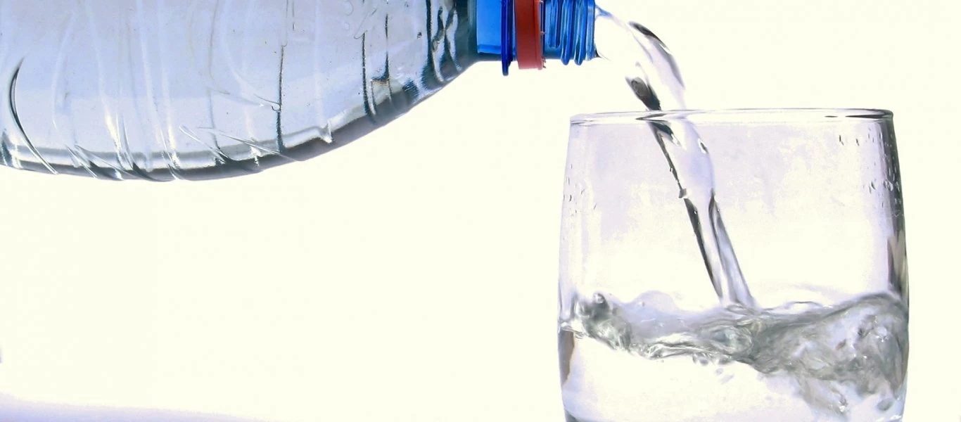 Νερό: Πόσο πρέπει να πίνετε για να χάνετε ένα κιλό το μήνα χωρίς δίαιτα;